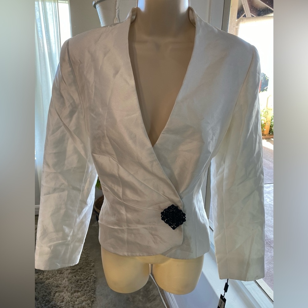 New with tags TAHARI ARTHUR LEVINE LUXE elegant crop jacket. It’s perfect!